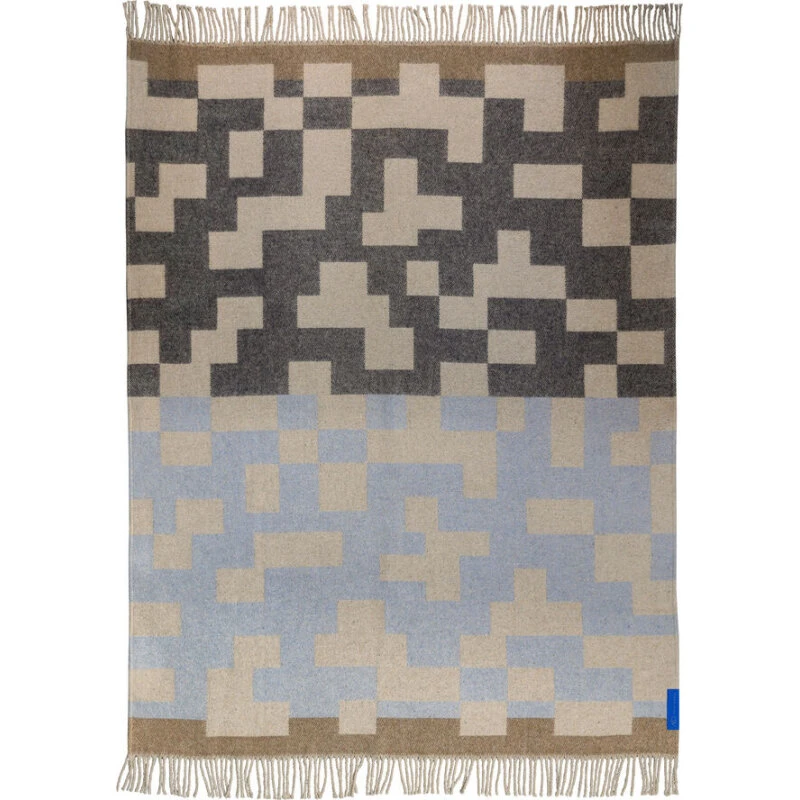 Mette Ditmer MAZE Plaid – Sand med Lyseblå & Mørkegrå