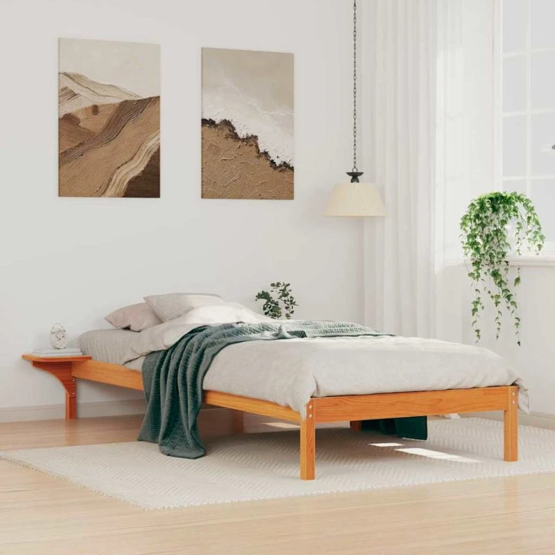 Sengestel i massivt fyrretræ med sideborde 80x210 cm, voks brun