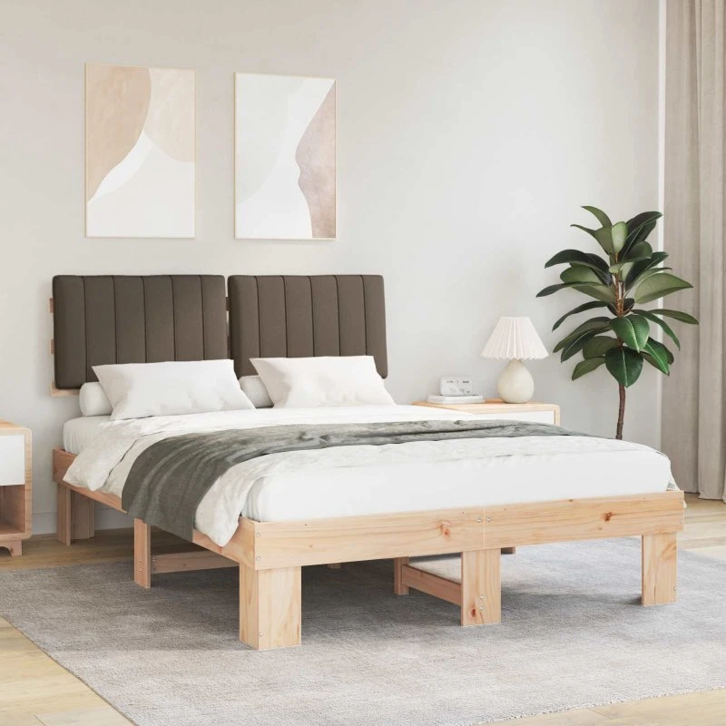 Sengestel i Fyrretræ med Polstret Hovedgavl 140x190 cm