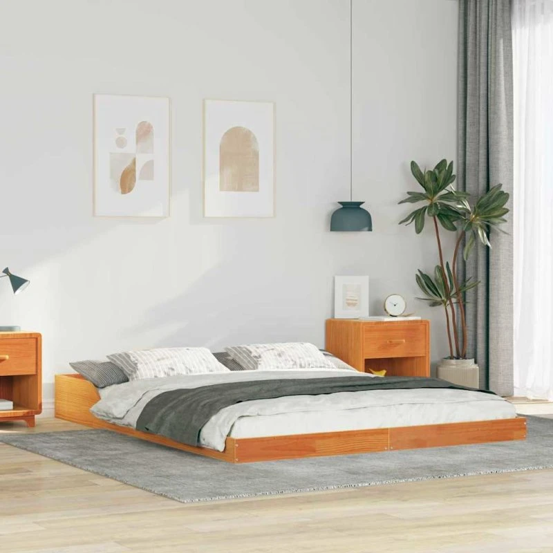 Sengestel i massivt fyrretræ 140 x 210 cm – gyldenbrun