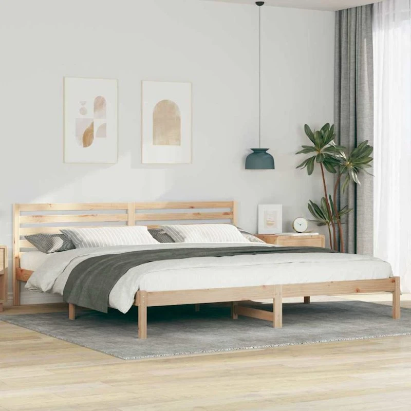 Sengestel i massivt fyrretræ med hovedgærde 200x220 cm - Brun