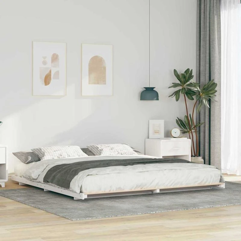 Lav gulvsengramme 200x200 cm i massivt fyrretræ, hvid