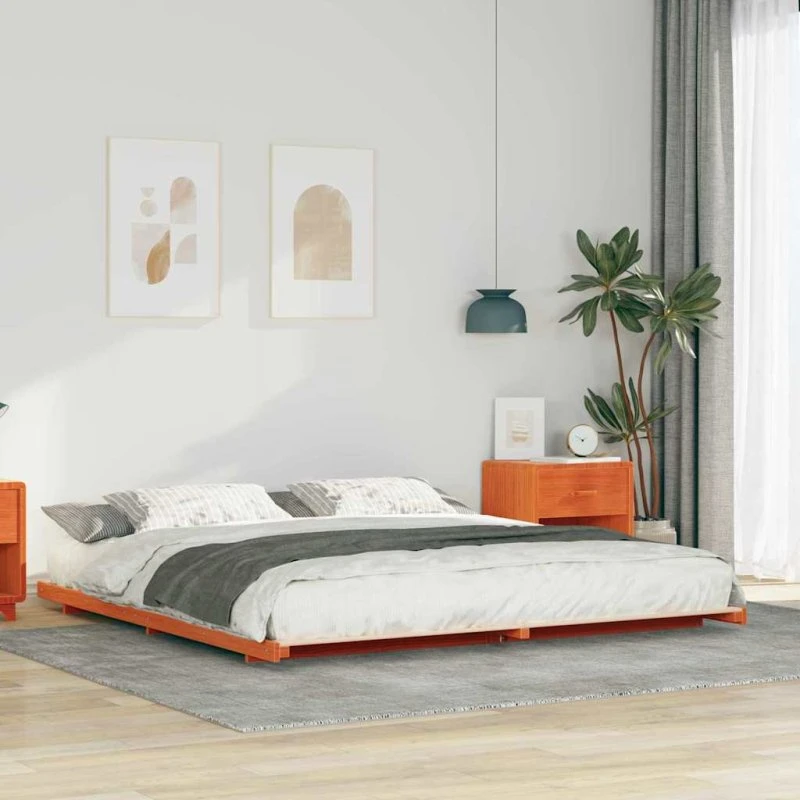 Gulv-sengeramme 200x200 cm i massivt fyrretræ, gyldenbrun