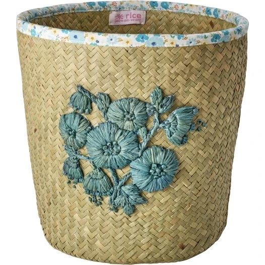 Rice Raffia Kurv med Blåt Blomsterbroderi og Blomsterstofkant - Blå