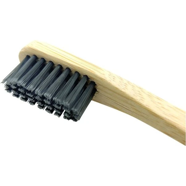 Nordics Bambustandbørste med aktivt trækul – Medium
