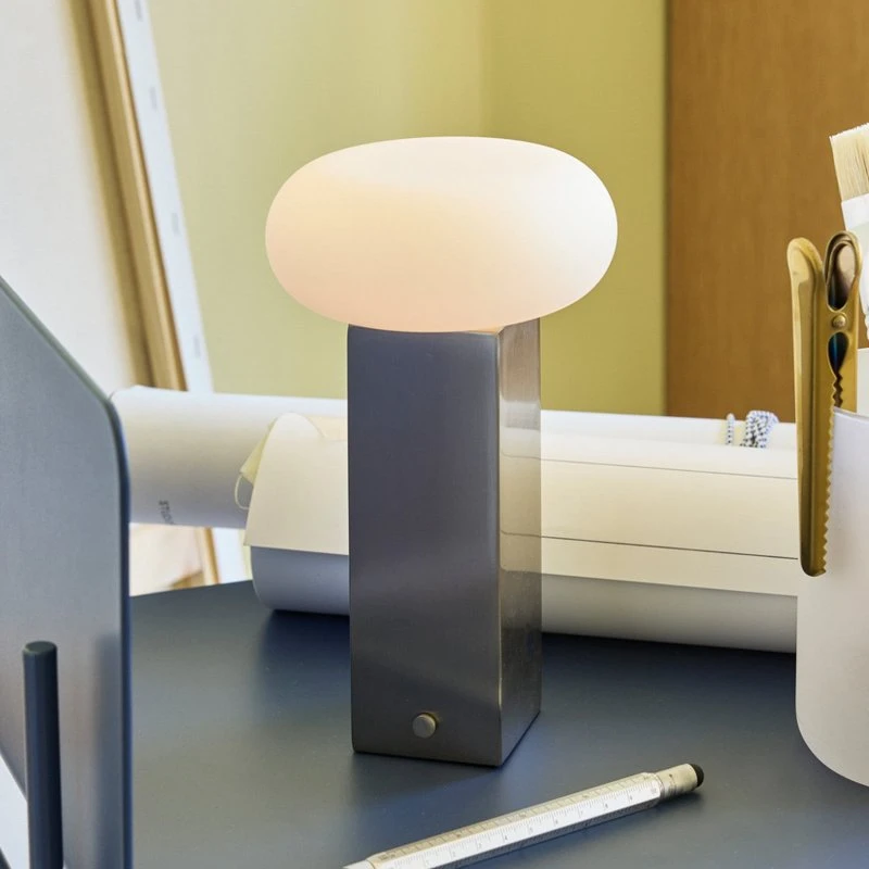Hübsch Low LED-bordlampe i nikkel, 20 cm – Batteridrevet