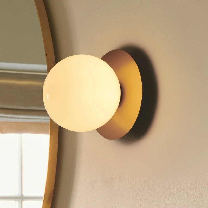 Nuura Liila 1 Medium væglampe - Guld/Opalglas