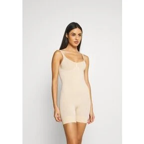 MAGIC Bodyfashion Low Back Bodysuit – Formende, Medium Support, Latte