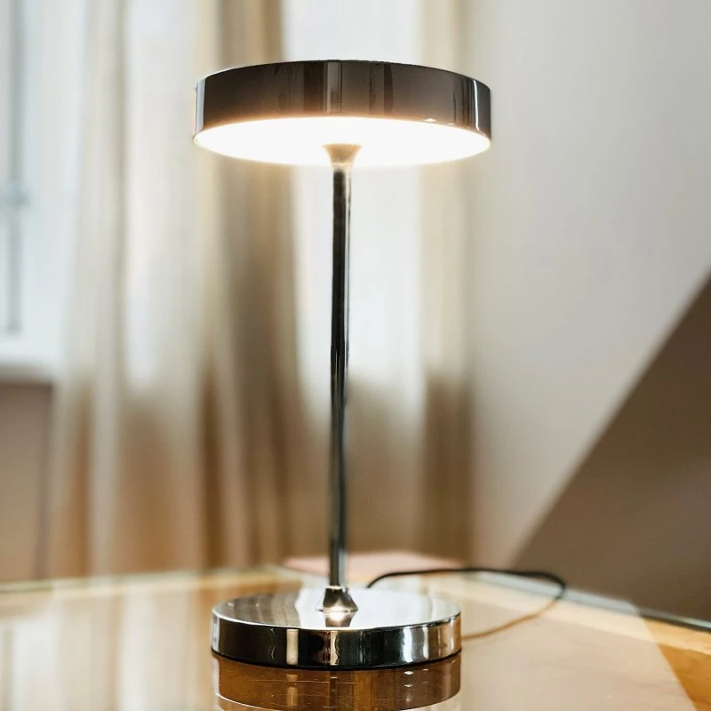 Dyberg Larsen Starlight LED-bordlampe i krom, 26 cm