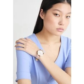 Michael Kors Slim Runway MK7465 38 mm guldbelagt stål med brun læderrem