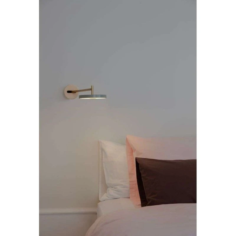 UMAGE Asteria Long LED-væglampe, Oliven/Messing