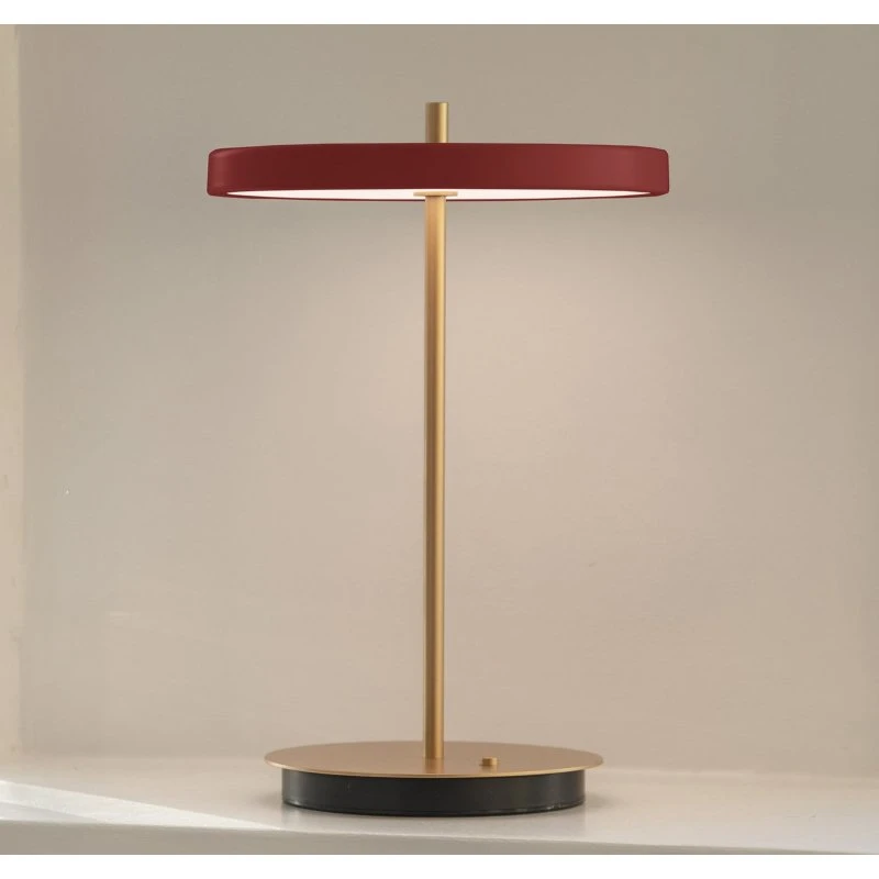 UMAGE Asteria Move LED-batteribordlampe, rød/messing, 31 cm