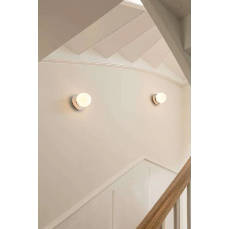 Nuura Liila 1 væg-/loftlampe, sølv/opal, Ø 14 cm, IP44