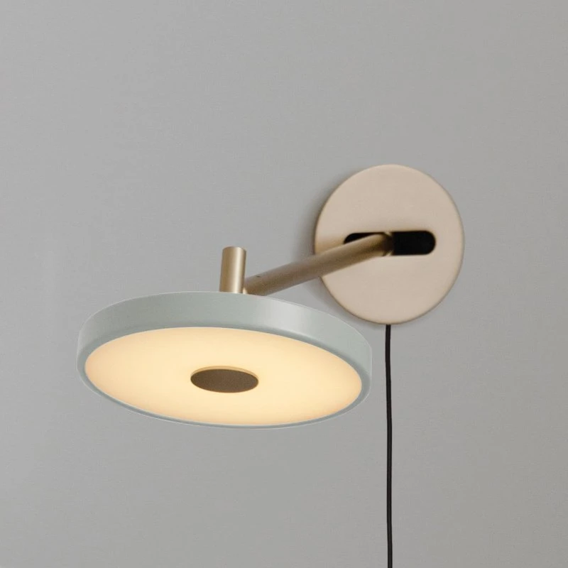 UMAGE Asteria Long LED-væglampe, oliven/messing