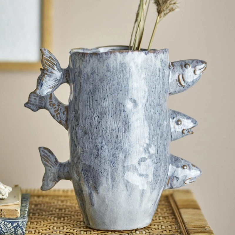 Bloomingville Tace Vase i blå stentøj med fisk (23 cm)